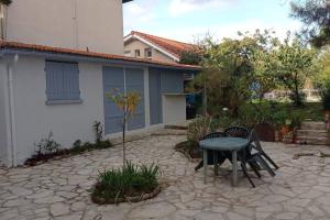 Appart indépendant, 1 lit deux personnes et 1 appoint Piscine Jardin Direct Gare Aéroport et jardin