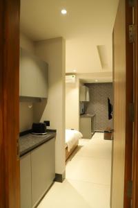 Apt# ONE-FOUR-TWO - with Lift - High Speed Wifi - Smart TV