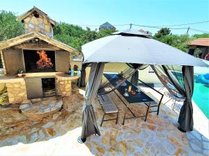 Villa Spark with heated pool in Rogoznica Zecevo 