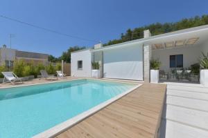 Il marchese in piscina