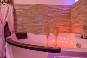 Appartements Love Room - Suite romantique avec spa privatif : photos des chambres