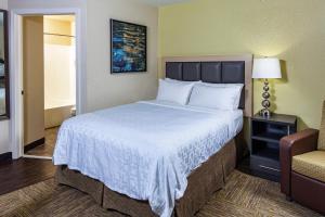 Queen Suite with Bath Tub - Disability Access  room in Candlewood Suites Appleton an IHG Hotel