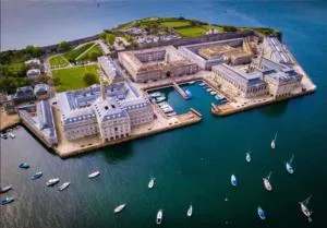 ROYAL WILLIAM YARD Luxury Apartments at "THE BRUCE" - FAMILY APARTMENT and Connecting DELUXE STUDIO - PRIVATE connecting lobby so BOOK BOTH For LARGER GROUPS - FREE ONSITE PARKING - 索尔塔什