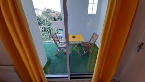 Hotels Contact Hotel de France : Chambre Double avec Balcon