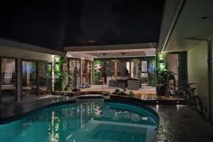 Lux White Rock Pool House Beachfront Resort like - Point Roberts