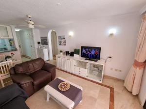 Casa Teide, ground floor Apartment Parque Santiago 1, heated pool, 100 m to sea and beach, wifi