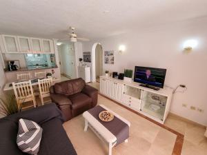 Casa Teide, ground floor Apartment Parque Santiago 1, heated pool, 100 m to sea and beach, wifi