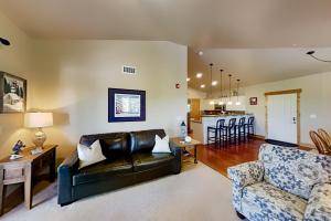 Two-Bedroom Apartment room in Top-Floor Bear Hollow Condo - AC Pool & Hot Tubs condo