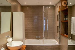 Modern 2 Bedroom with balcony Near Oxford Street