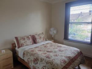 London Luxury 2 Bedroom Flat 5min walk from Overground, with FREE WIFI, FREE PARKING-Sleeps x6