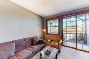 Kicking Horse Lodges 3-202