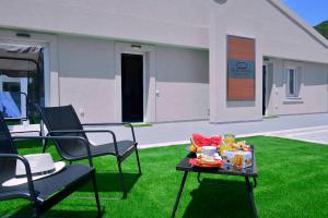 Villa Bratou Aqua Sleeps 4 with Garden