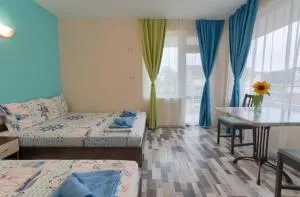 Kazlarov Guest House - Kiten