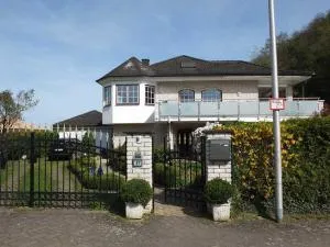 5 Sterne Ferienwohnung - Am Rheinberg - - Büdesheim