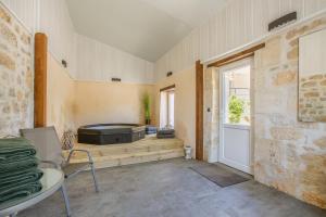 Maisons de vacances Les Ormes - Grande maison avec Jacuzzi : photos des chambres