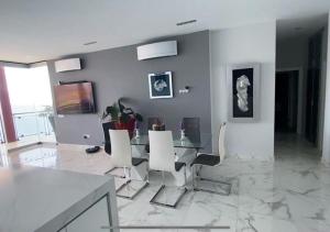 PENTHOUSE IN THE SEA, Tauro