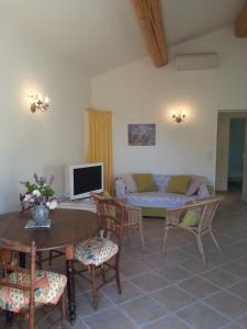Maisons de vacances Charmante Petite Maison & Whirlpool Prive sur Terrasse Plein SUD au Calme ! : photos des chambres