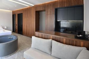 Rose n Stone, Queen, Luxury Houses