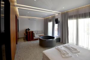 Rose n Stone, Queen, Luxury Houses