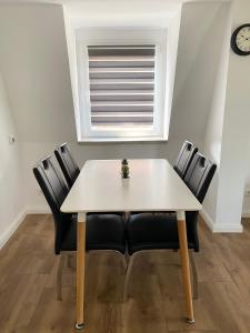 Ferienwohnung mit Balkon und Garten OG