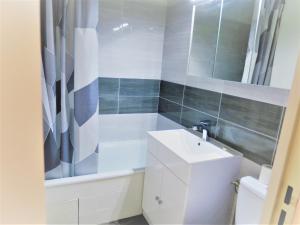 Appartements Appartement Port Frejus avec Loggia et acces Plages a pieds : photos des chambres