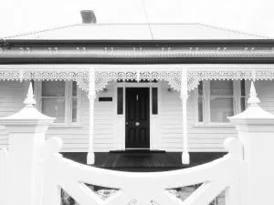 Castlebar - Superior Boutique Accomodation - Steps to Pakington Street - Corio