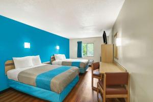 Quadruple Room - Non-Smoking room in Motel 6-Gordonville PA