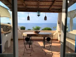 La Resilienza - Villetta Eoliana sul mare, in centro a Malfa - Leni