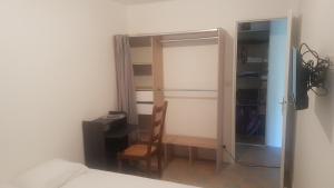 B&B / Chambres d'hotes NEW CHEAP PRIVATE ROOM, KITCHEN , OVERWIEUW sea,TRAM on spot, 12 minutes from nice train station with tram , beach in 17 min tram , CHAMBRE PRIVEE pas cher, cuisine equipee , tram sur place, APERCU mer, 12 min de la gare de Nice avec le tram, 17 min plage : photos des chambres