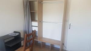 NEW CHEAP PRIVATE ROOM, KITCHEN , OVERWIEUW sea,TRAM on spot, 12 minutes from nice train station with tram , beach in 17 min tram , CHAMBRE PRIVÉE pas cher, cuisine équipée , tram sur place, APERÇU mer, 12 min de la gare de Nice avec le tram, 17 