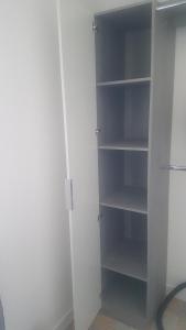 NEW CHEAP PRIVATE ROOM, KITCHEN , OVERWIEUW sea,TRAM on spot, 12 minutes from nice train station with tram , beach in 17 min tram , CHAMBRE PRIVÉE pas cher, cuisine équipée , tram sur place, APERÇU mer, 12 min de la gare de Nice avec le tram, 17 