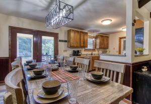 Pigeon Forge Getaway, Hot Tub, Game Room, Wifi, 685 FREE tickets each paid day!