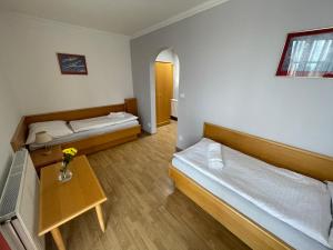 Twin Room with Bathroom room in Hotel Laguna