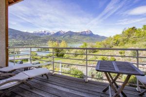 Maisons de vacances Exceptional view of the Serre-poncon lake, Embrun beach and mountains : photos des chambres