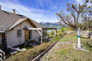 Maisons de vacances Exceptional view of the Serre-poncon lake, Embrun beach and mountains : photos des chambres
