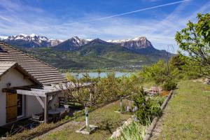 Maisons de vacances Exceptional view of the Serre-poncon lake, Embrun beach and mountains : photos des chambres