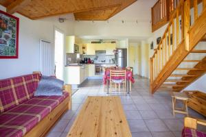 Maisons de vacances Exceptional view of the Serre-poncon lake, Embrun beach and mountains : photos des chambres