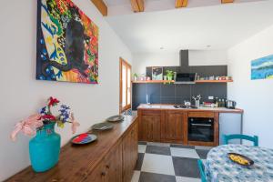 Night Galleria holiday home - bed & art in Burano - the pink house