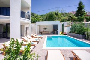 VILLA CVITA is a modern 5-bedroom villa with a Jacuzzi, a Gym and Finnish Sauna, a heated pool, and  