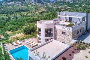 VILLA CVITA is a modern 5-bedroom villa with a Jacuzzi, a Gym and Finnish Sauna, a heated pool, and 