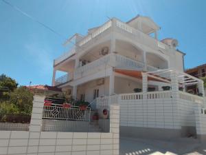 Apartment in Slatine with sea view, balcony, air conditioning, Wi-Fi (4783-5)