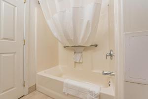 King Suite room in Sundowner Motel Sequim