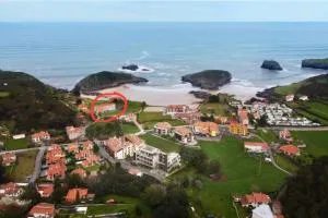 Apartamento frente a la playa con vistas al mar en Barro, Llanes - 涅姆布罗