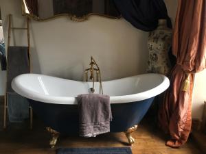 B&B / Chambres d'hotes Chateau Gros Puy, Petit Chateau chambre d'hote : photos des chambres