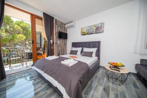 Green Pino Seaview Studios