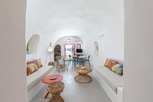 White Cave by Caldera Houses