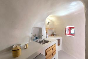White Cave by Caldera Houses