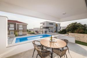Sara luxury apartment with a pool 
