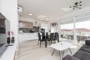 Adna luxury apartment with a pool 