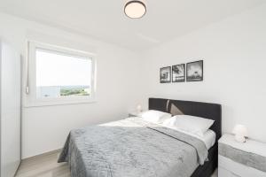 Adna luxury apartment with a pool 
